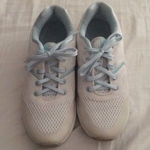 Vionic walking tennis shoes